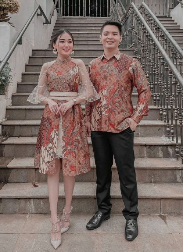 Baju dengan desain batik modern yang elegan